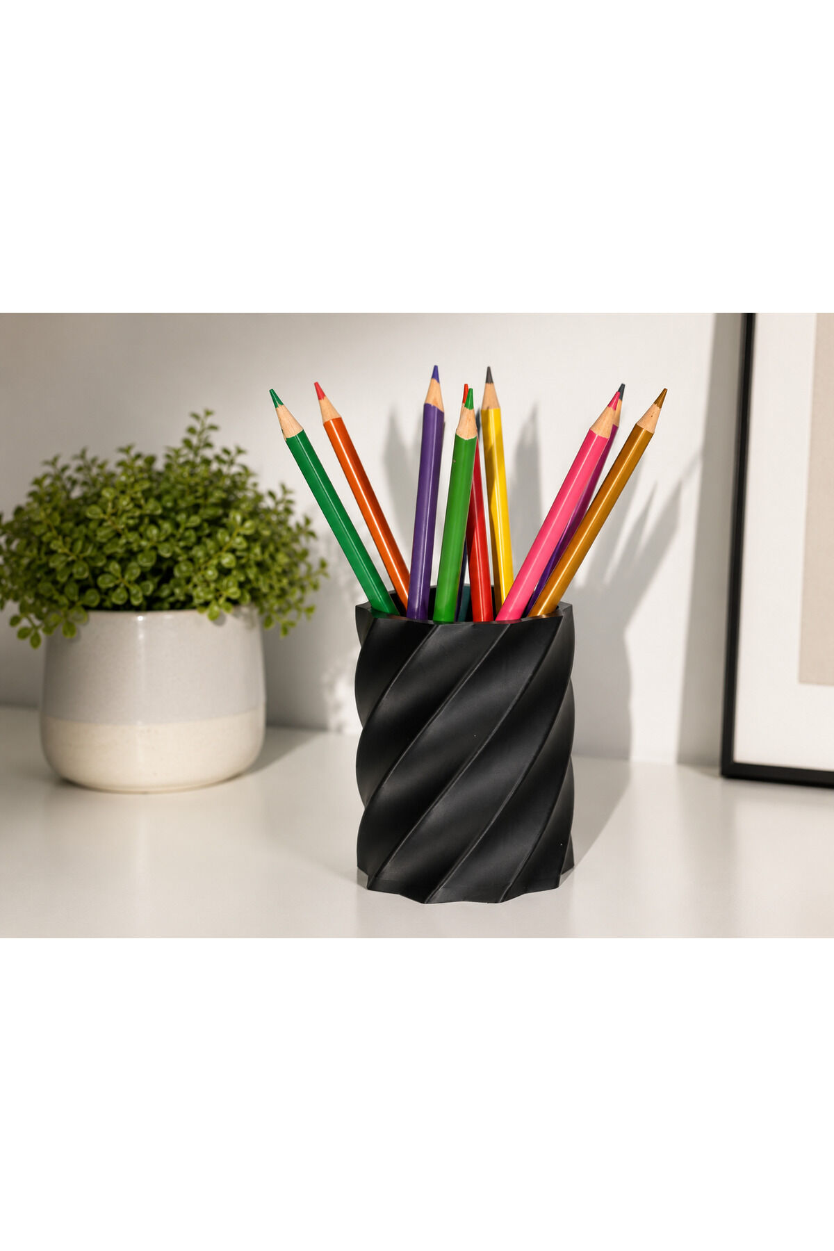 Modern Burgu Tasarımlı Plastik Kalemlik – Masaüstü Kalem ve Ofis Düzenleyici